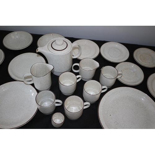 555 - 32 Piece Poole Pottery Crockery Set