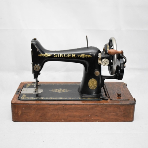 117 - Vintage Singer Sewing Machine in Wooden Case