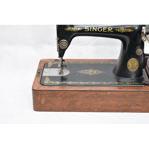 117 - Vintage Singer Sewing Machine in Wooden Case