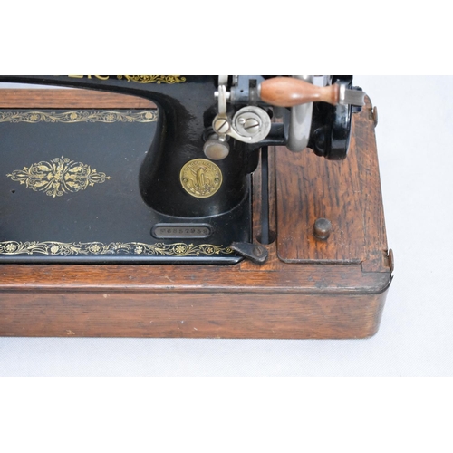 117 - Vintage Singer Sewing Machine in Wooden Case