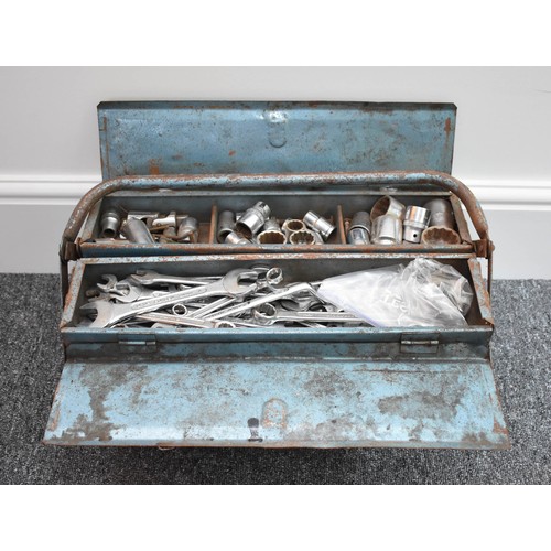 59 - Vintage Metal Cantilever Tool Box containing various tools, mainly spanners.