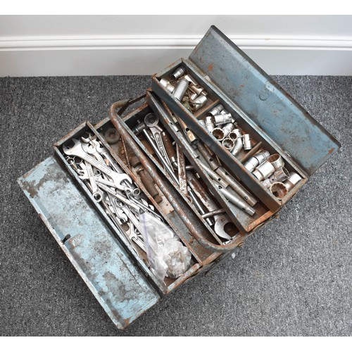 59 - Vintage Metal Cantilever Tool Box containing various tools, mainly spanners.