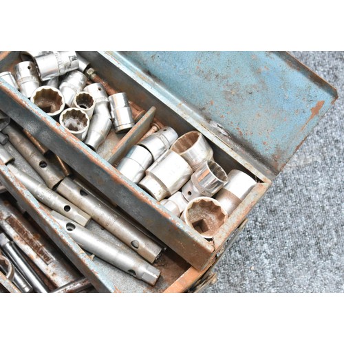 59 - Vintage Metal Cantilever Tool Box containing various tools, mainly spanners.