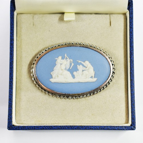 323 - A Delightful Wedgewood Cameo Brooch Complete In Original Box