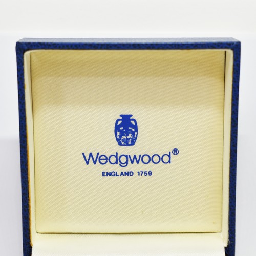 323 - A Delightful Wedgewood Cameo Brooch Complete In Original Box