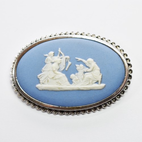 323 - A Delightful Wedgewood Cameo Brooch Complete In Original Box