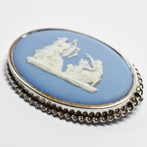 323 - A Delightful Wedgewood Cameo Brooch Complete In Original Box