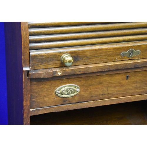 389 - An Antique Roll Top Bureau (Has Key)