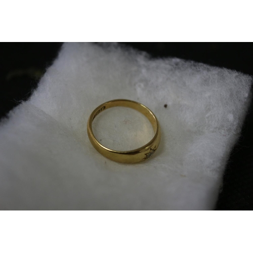 15 - A 18ct Gold Ring With a Diamond 3 grams. Size K