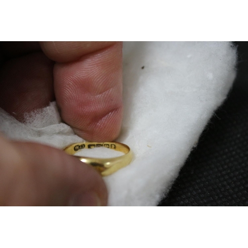 15 - A 18ct Gold Ring With a Diamond 3 grams. Size K