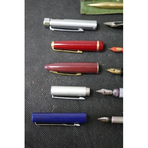 23 - A Collection of Fountain Pens and A Propelling Pencil Lot Includes Sheaffer propelling Pencil in Sle... 