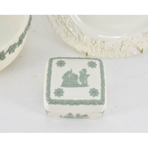 362 - A Collection Of 3 Green / White Wedgwood Items Including A Bowl, Pot And Plate.