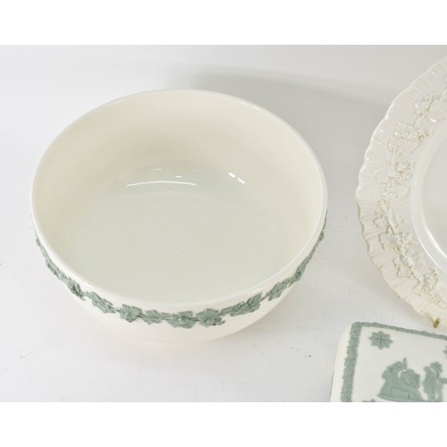 362 - A Collection Of 3 Green / White Wedgwood Items Including A Bowl, Pot And Plate.