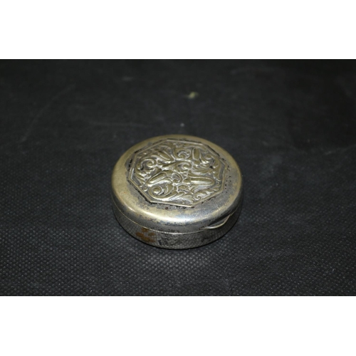 543 - Mexican Alpacca White Metal Pill Box, Nice Decorated on the Lid