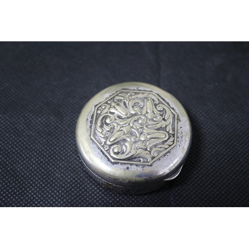 543 - Mexican Alpacca White Metal Pill Box, Nice Decorated on the Lid