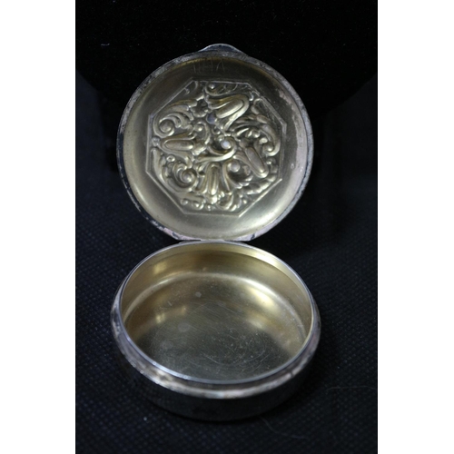 543 - Mexican Alpacca White Metal Pill Box, Nice Decorated on the Lid