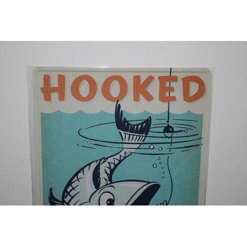 556 - Large Tin Sign - Hooked on Fishing - New - 40 x 30cm