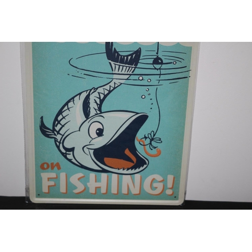 556 - Large Tin Sign - Hooked on Fishing - New - 40 x 30cm