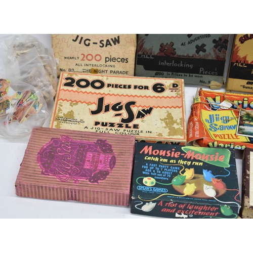 482 - A Quantity Of Various Boxed Vintage Games Including Jigsaw Puzzles And Mousie-Mousie