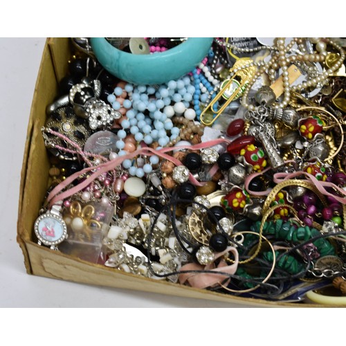 485 - A Quantity Of Costume Jewellery Including Necklaces, Brooches And Bracelets