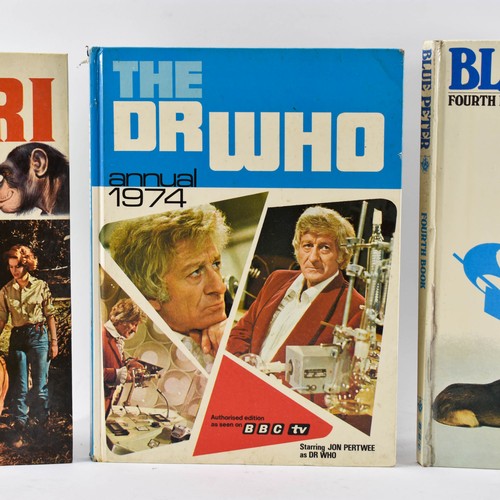 572 - 3 Vintage Annuals Including Dr Who, Blue Peter and Daktari