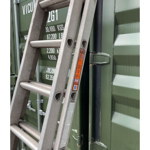 479 - An Extendable Metal Ladder