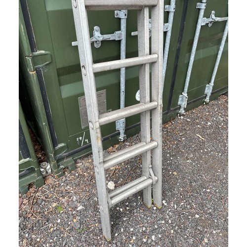 481 - An Extendable Metal Ladder