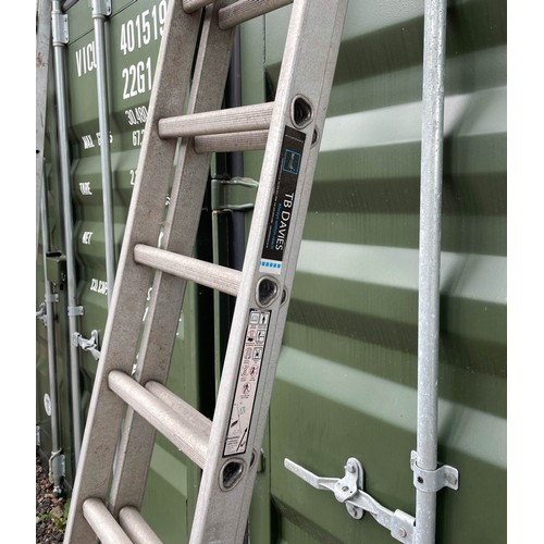 481 - An Extendable Metal Ladder