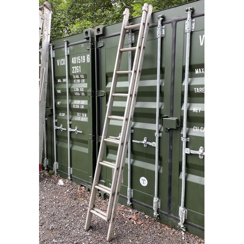 482 - An Extendable Metal Ladder