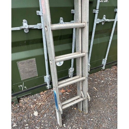 483 - An Extendable Metal Ladder