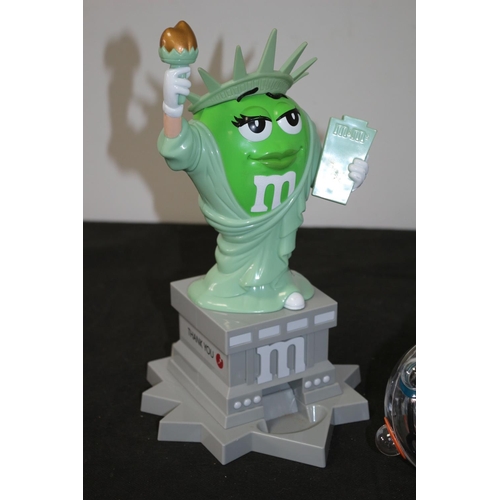 292 - M&M Statue of Liberty Figure and Rubik's 3D Puzzle