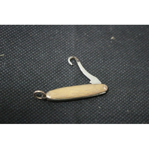 338 - A Small 9ct Gold Covered Hook Puller