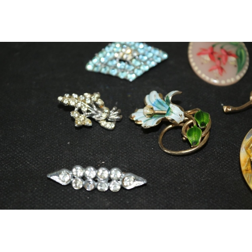 346 - A Selection of Vintage Costume Jewellery, Brooches and More Enameled