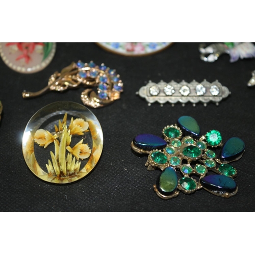 346 - A Selection of Vintage Costume Jewellery, Brooches and More Enameled