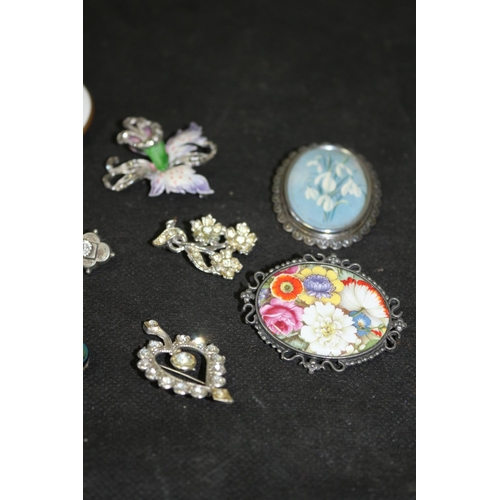 346 - A Selection of Vintage Costume Jewellery, Brooches and More Enameled