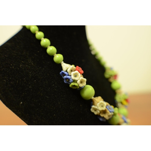 623 - Mid-Century Bead Necklace with Flowers 21cm