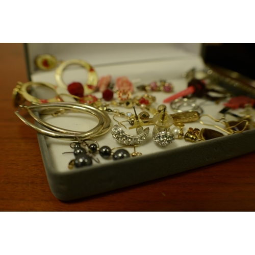 626 - A Selection of Costume Jewellery in Velvet grey Box