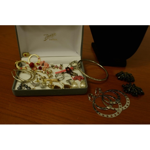 626 - A Selection of Costume Jewellery in Velvet grey Box