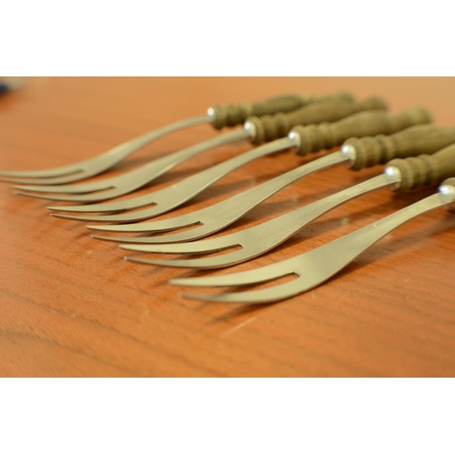 771 - 6 Wooden Handle Knifes and Forks