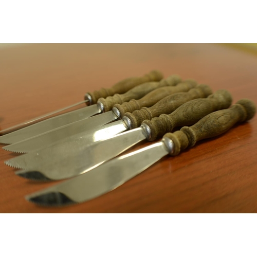 771 - 6 Wooden Handle Knifes and Forks