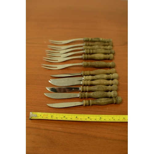 771 - 6 Wooden Handle Knifes and Forks