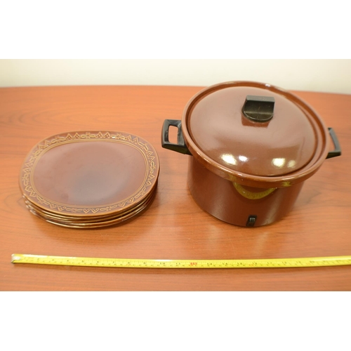 803 - Ceramic Brown Slow cooker with 6 Brown plates Darbeque