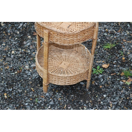 677 - Vintage Wicker Carry Basket