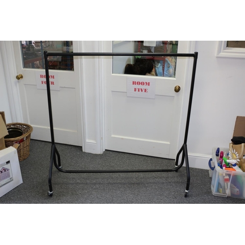 691 - 4ft Metal Clothes Rail on Wheels