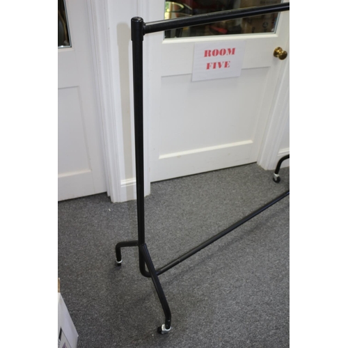 691 - 4ft Metal Clothes Rail on Wheels