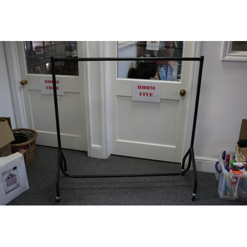 445 - 4ft Metal Clothes Rail on Wheels