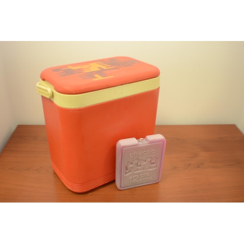 511 - 70's Style Cooler Box with Ice Pack