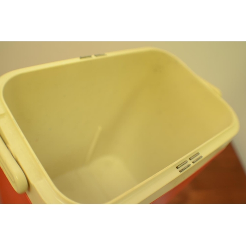 511 - 70's Style Cooler Box with Ice Pack