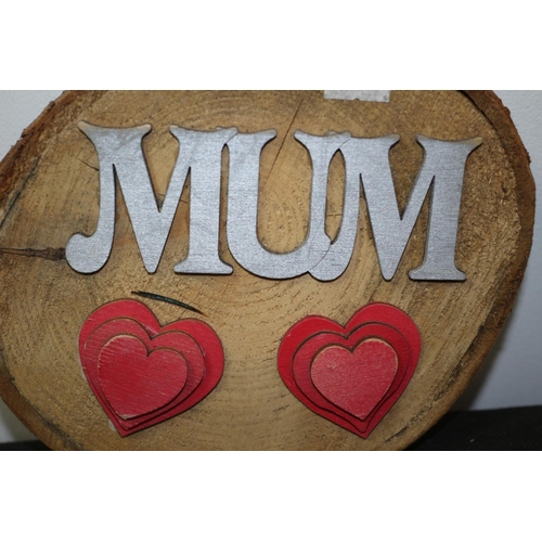 33 - Bark Cut Wood 'Mum' 2 x Heart Sign 20x17cm