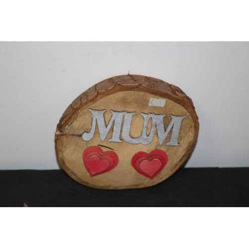 33 - Bark Cut Wood 'Mum' 2 x Heart Sign 20x17cm